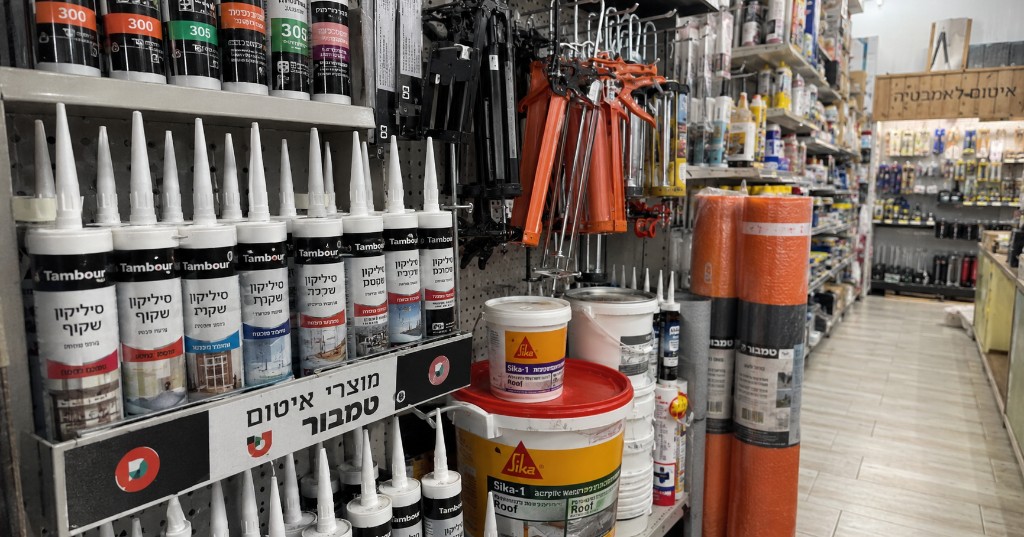 מלאי איטום בחנות — מוצרי טמבור, דלי Sika לגגות, יריעות איטום ואיטום לאמבטיה