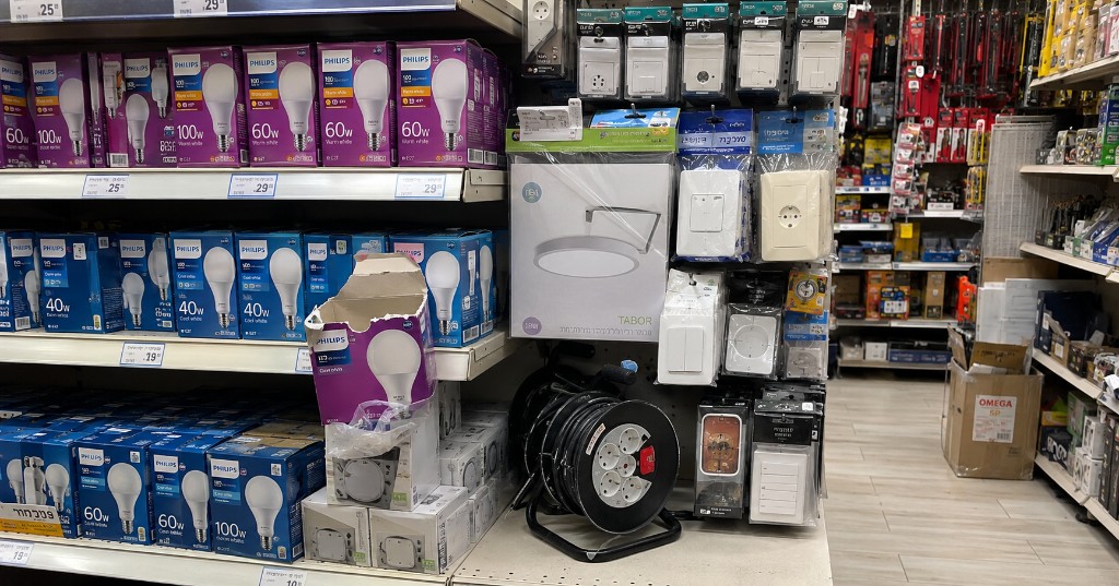 תאורה לשיפוץ — נורות LED Philips, גופי תאורה ושקעים על המדף