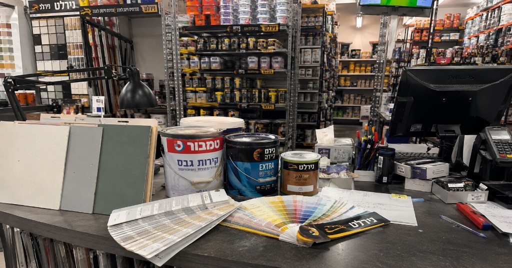 טמבוריה כפר סבא — עמדת גיוון צבע עם מניפות גוונים, דוגמאות ומכללי טמבור ונירלט