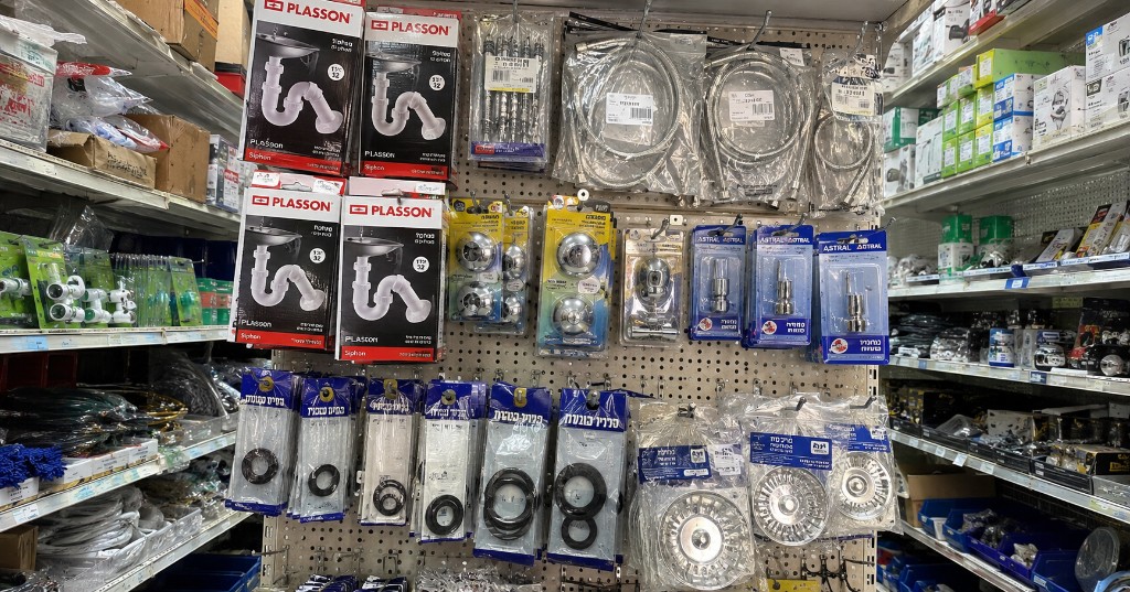 מלאי אינסטלציה מקצועי — מוצרי Plasson, Astral, צינורות גמישים ואביזרי סניטציה על המדף