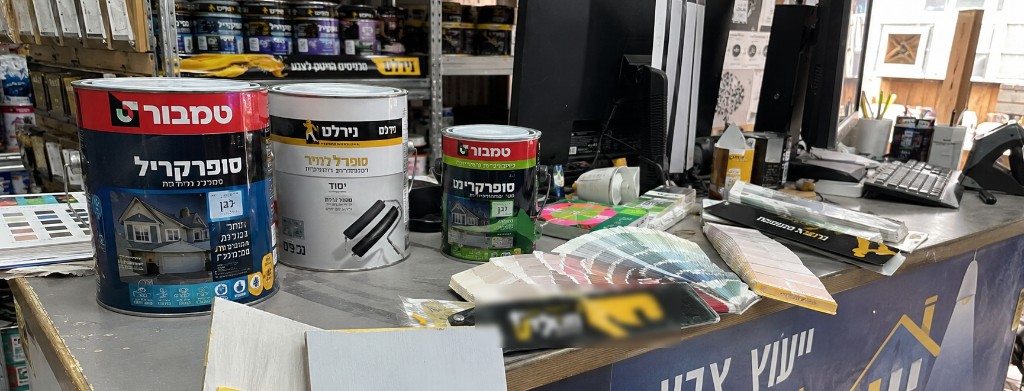 דלפק ייעוץ צבע בחנות — מכללי טמבור ונירלט, מניפות גוונים ומלאי צבעים בל.י.א השרון